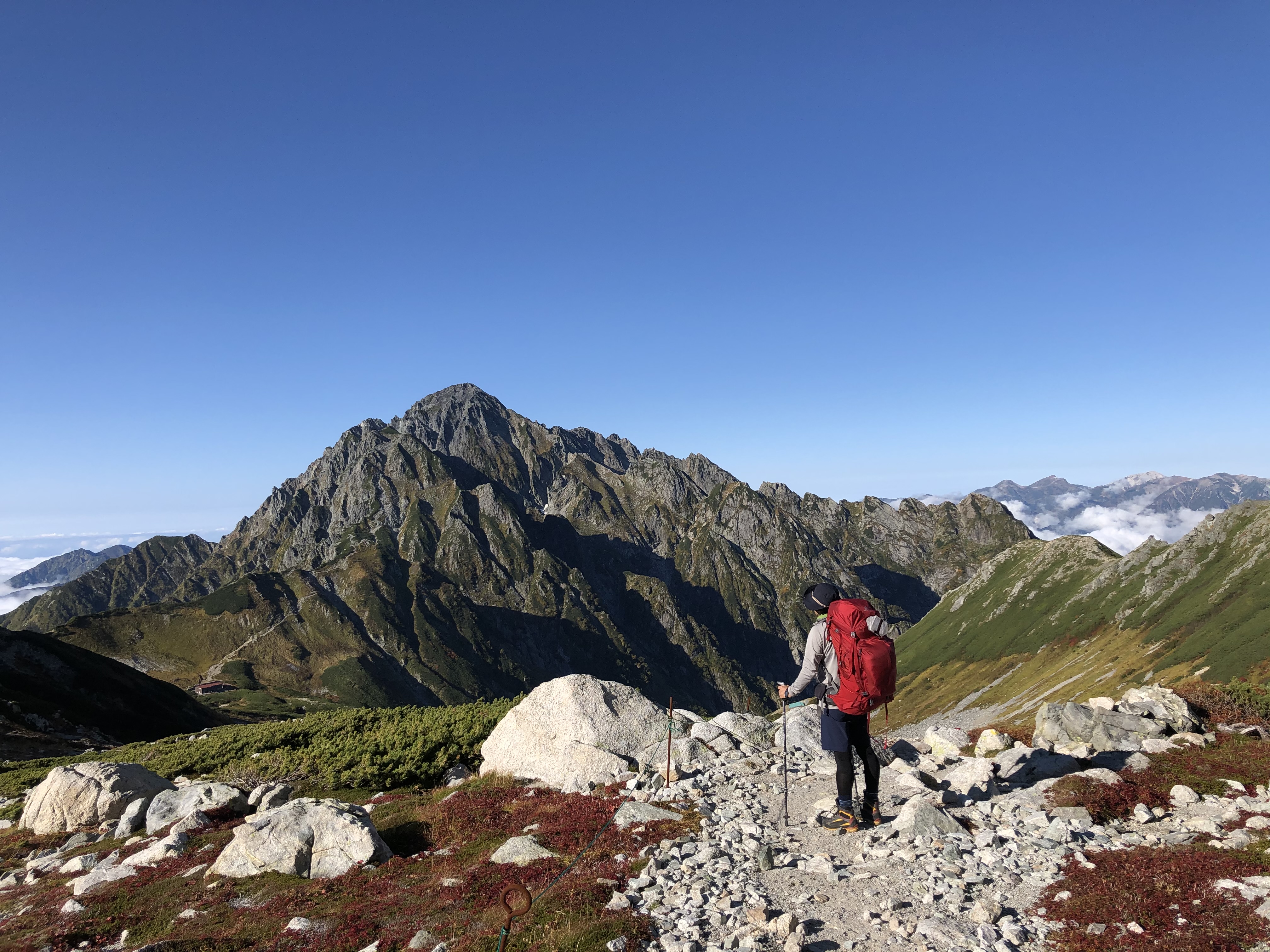 剱岳を背景に稜線を歩く登山者 北アルプス登山の記録
